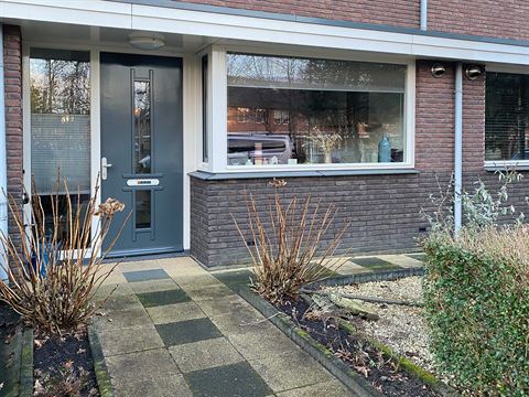 Voordeur, voortuin en erker van de woning.