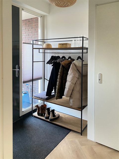 Hal op de begane grond met ruimte voor jassen en schoenen.