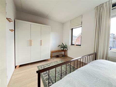 Hoofdslaapkamer met bed en een grote kledingkast.