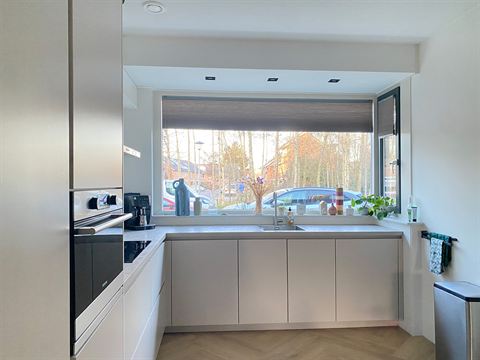 Keuken uit 2024 met een erker aan de straatzijde.