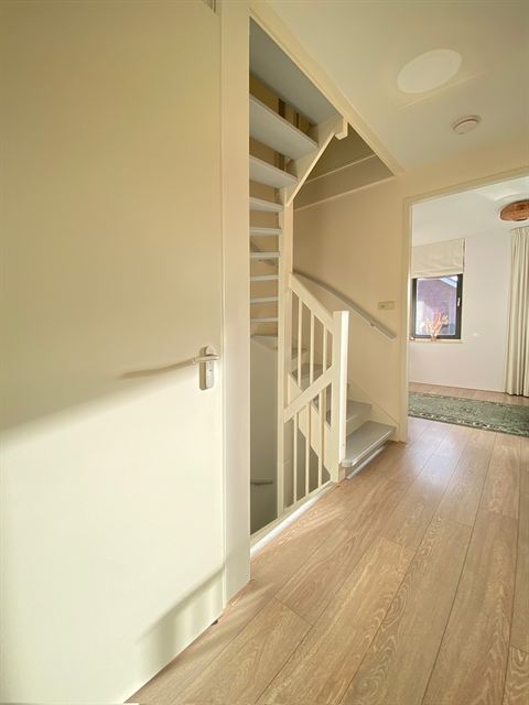 Overloop met zicht in de richting van de hoofdslaapkamer.