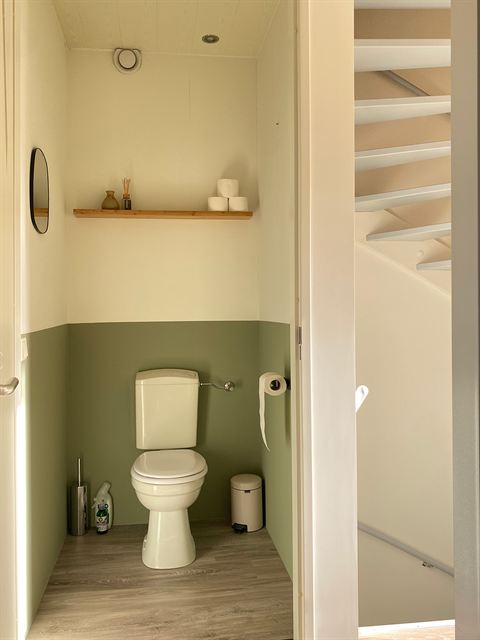 Ruime, afzonderlijke toiletruimte op de eerste verdieping.