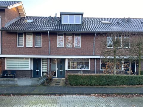 Voorgevel van Turfbergerhout 23, met de entree in het midden en de erker rechts.