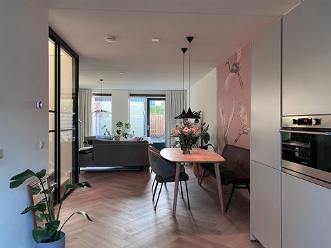 Woonkamer en eethoek op de begane grond.