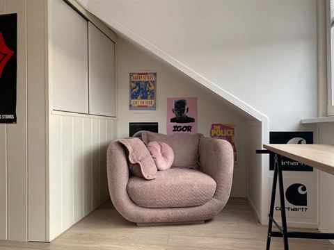 Zithoek met fauteuil en bergruimte op de tweede verdieping.